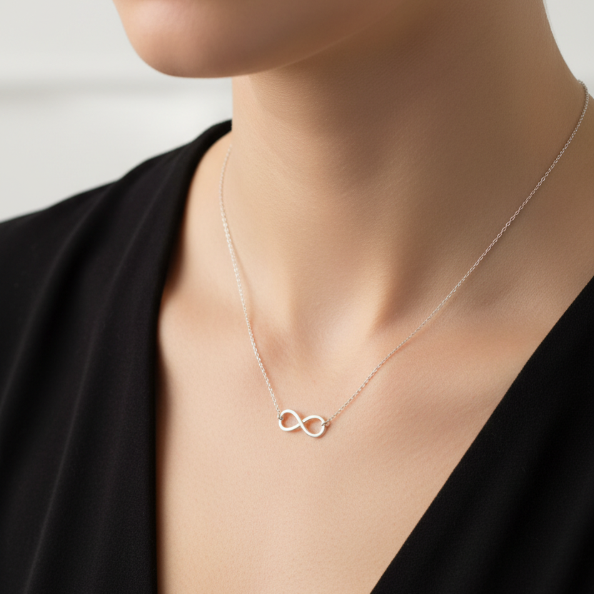 Short infinity necklace black outfit woman