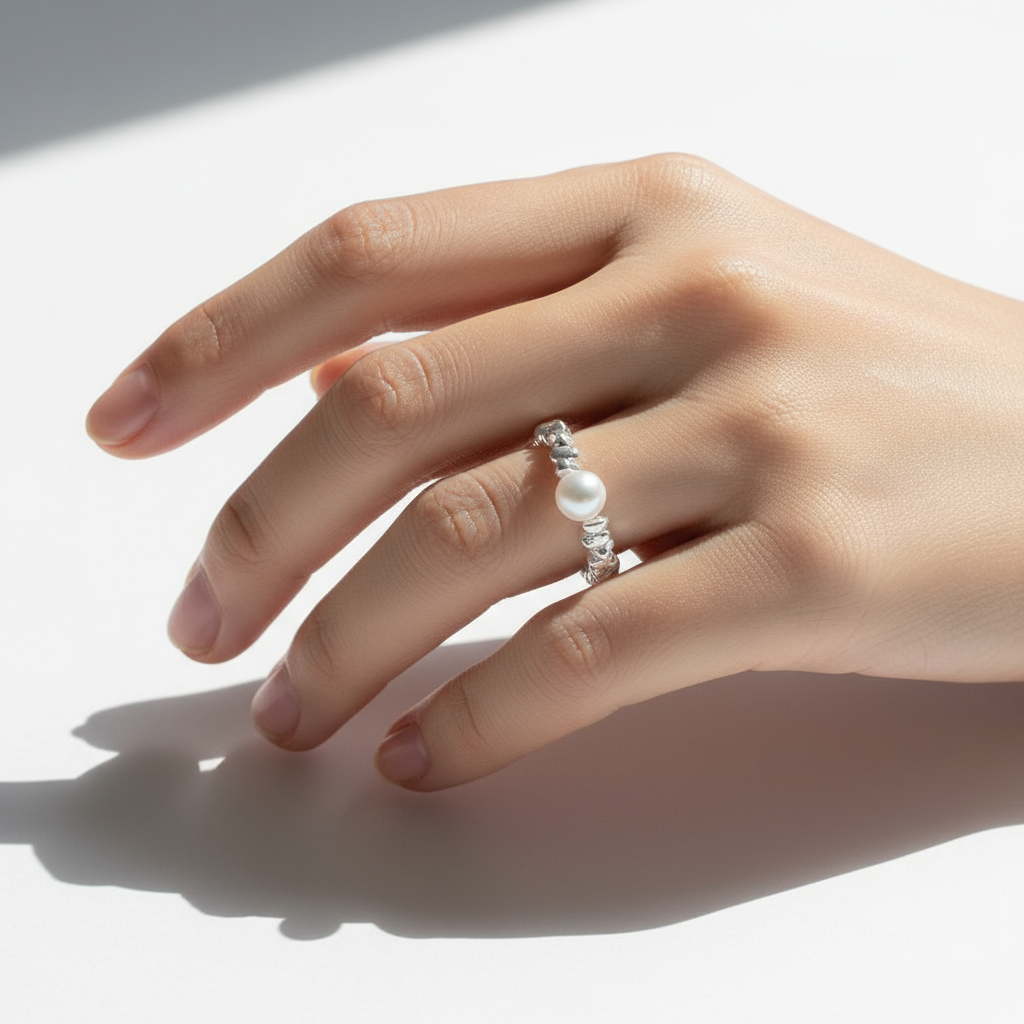 진주 반지 착용 모습