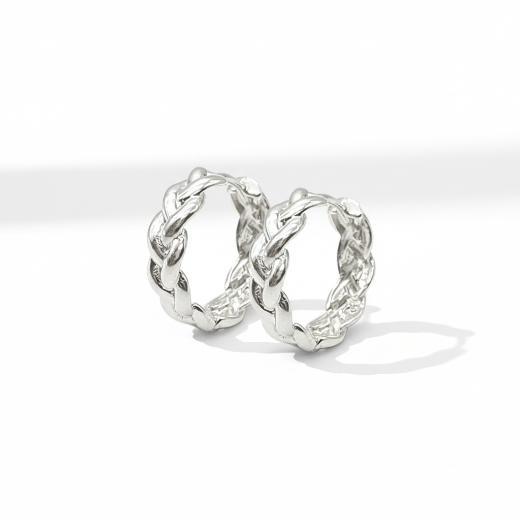 자연광 그림자가 있는 실버 트위스트 후프 귀걸이