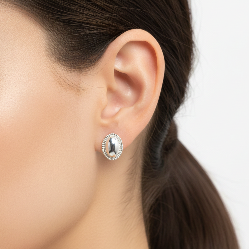 실버 오벌 스터드 귀걸이 착용 사진 - 낮은 위치