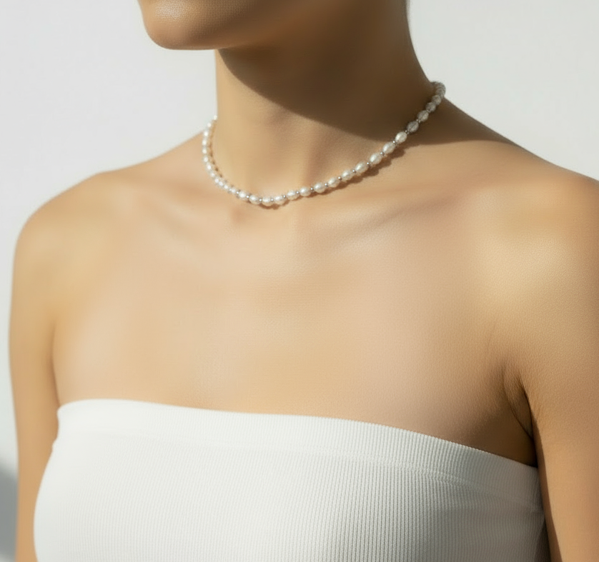 튜브탑과 진주 목걸이