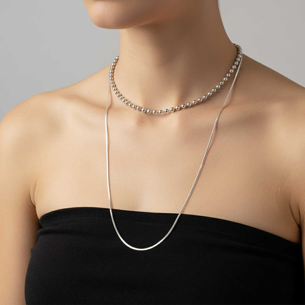 검정 튜브탑과 실버 목걸이