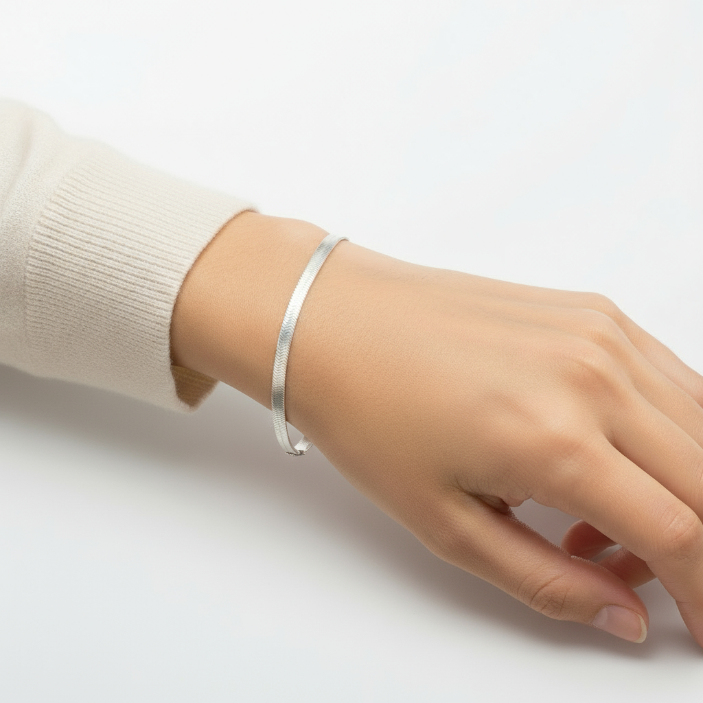 옷과 함께 팔찌 착용 사진