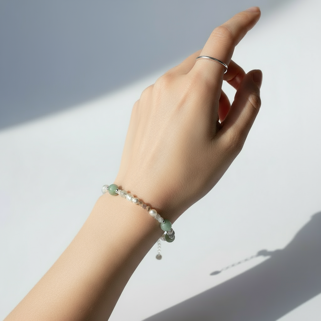팔찌를 착용한 여성의 손