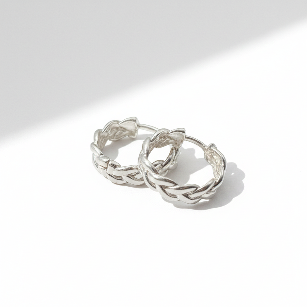 자연광 그림자가 있는 실버 트위스트 후프 귀걸이 - 각도 뷰