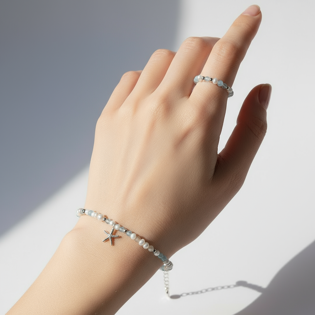 팔찌와 반지를 착용한 여성의 손