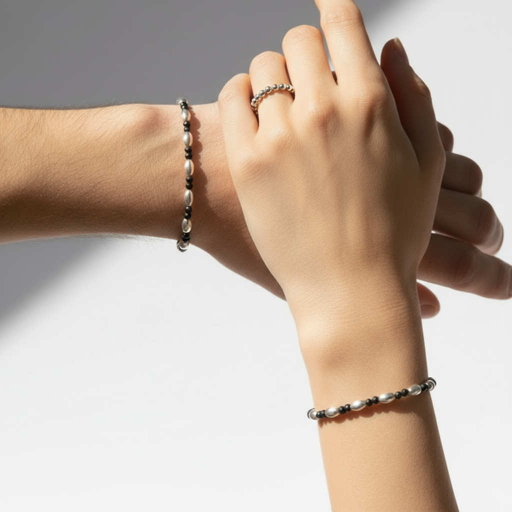 커플 팔찌를 착용한 남성과 여성의 손