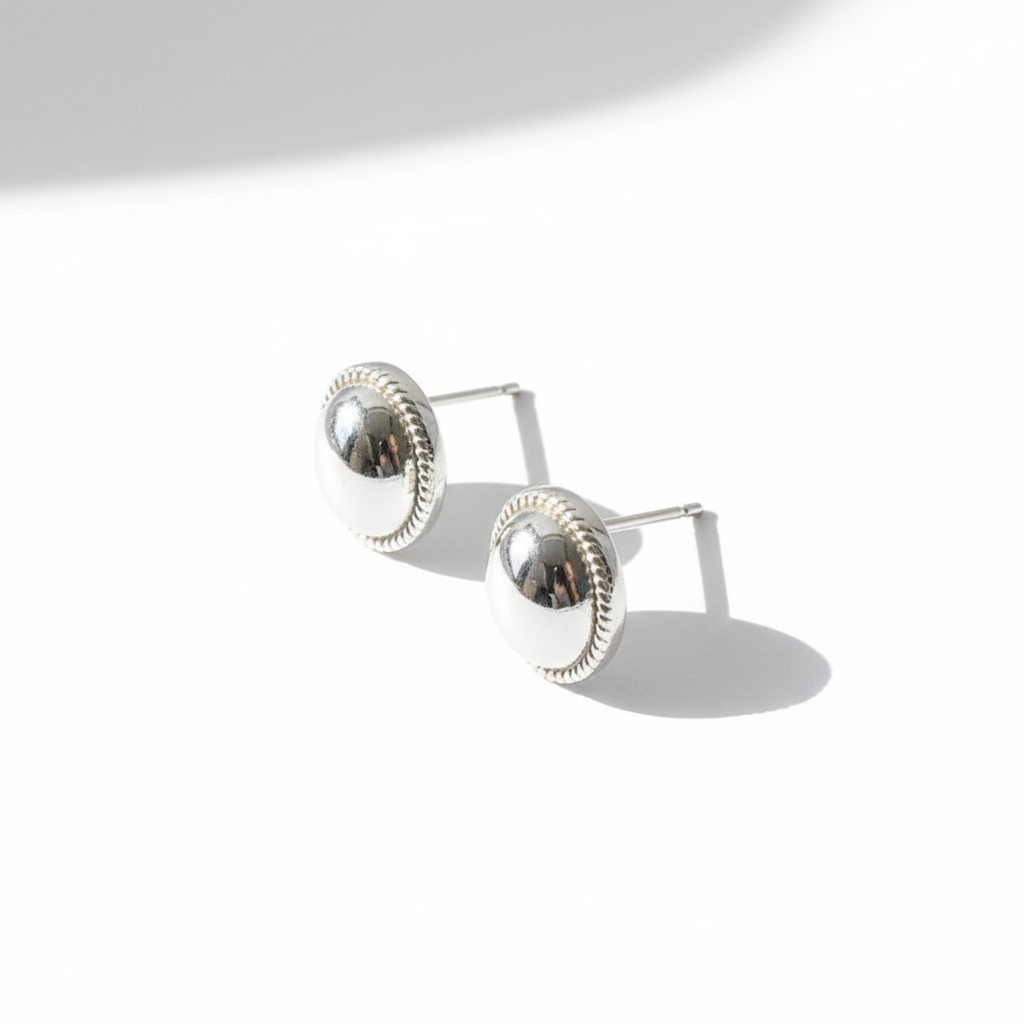 자연광 그림자가 있는 실버 오벌 스터드 귀걸이