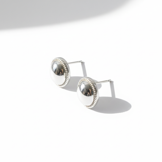 자연광 그림자가 있는 실버 오벌 스터드 귀걸이